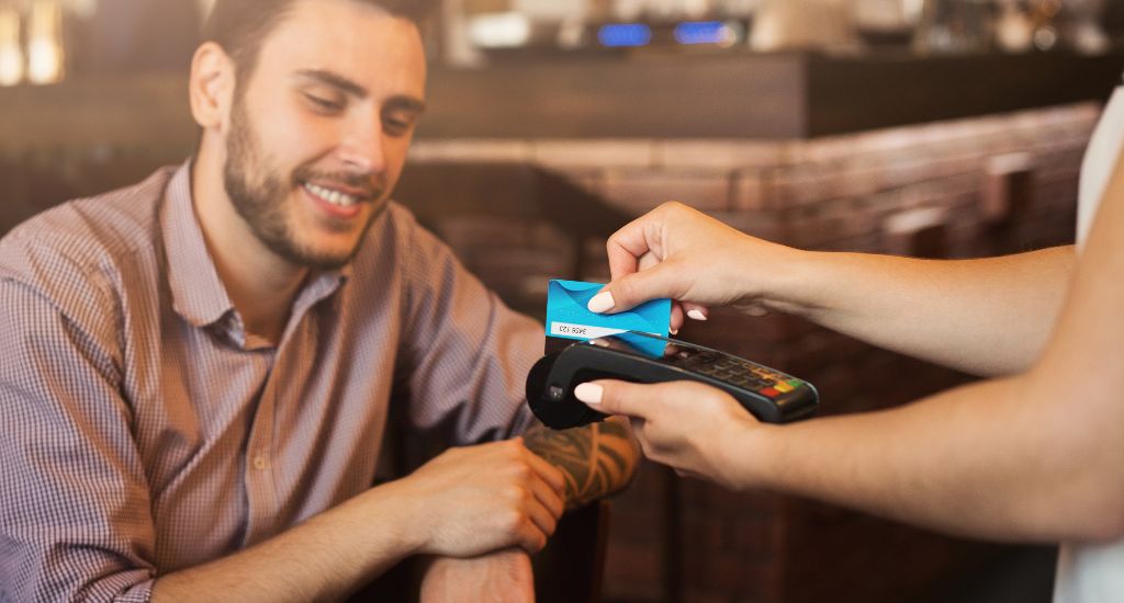 Persona reflexiva revisando un pago con sensación de incomodidad