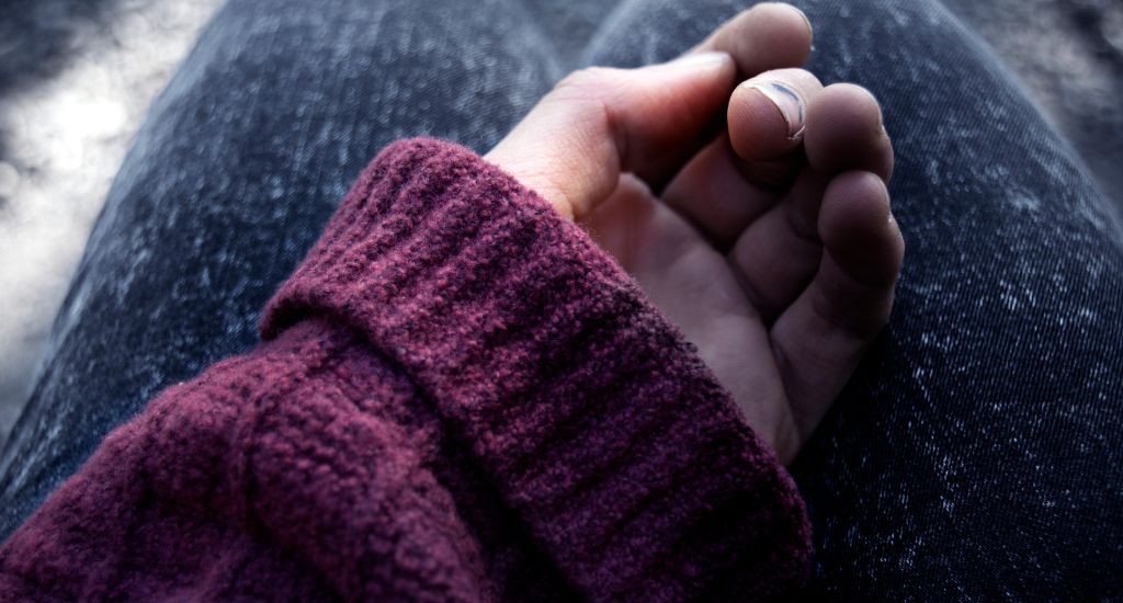 Persona pensativa con sensación de desconfianza, intuición sin pruebas claras