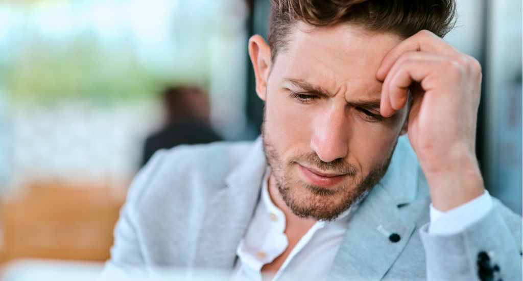 Persona reflexiva con sensación interna de que algo no encaja